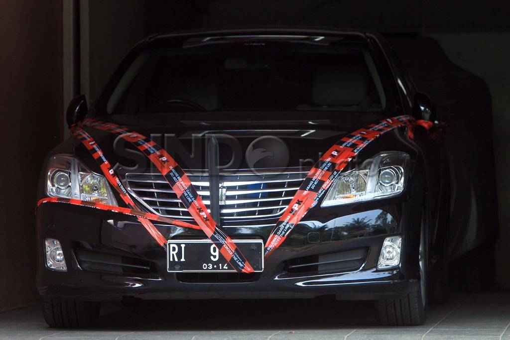 KPK segel mobil dinas...
