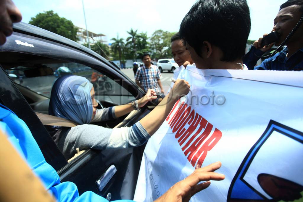 Aksi tanda tangan dukung...