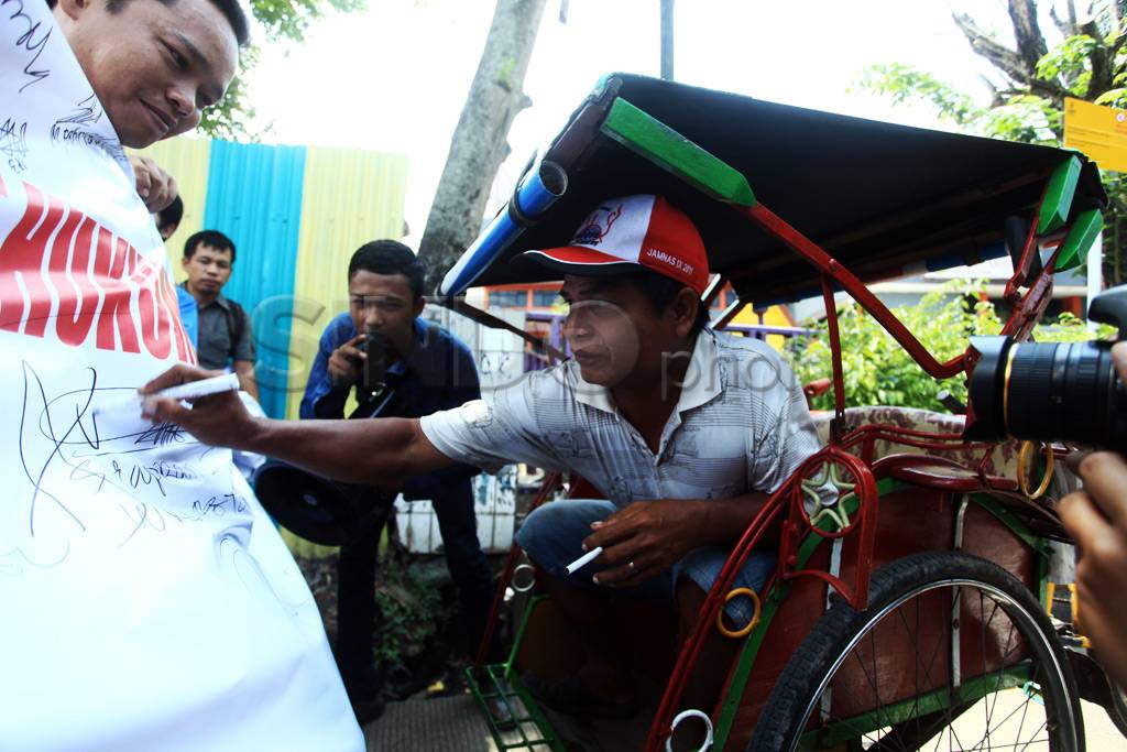 Aksi tanda tangan dukung...
