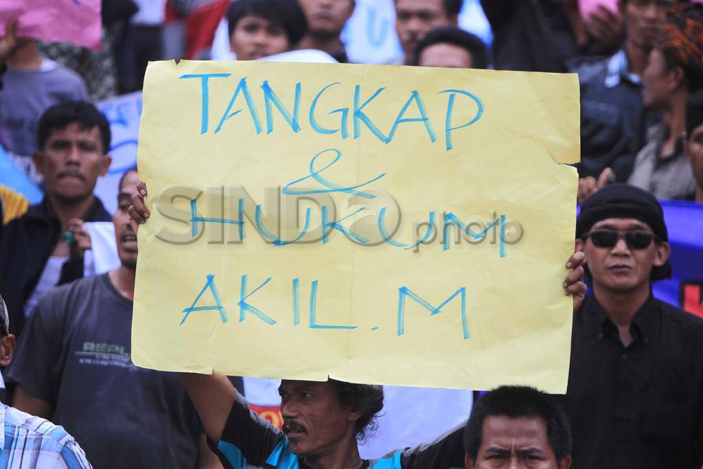 Warga Lebak demo MK,...
