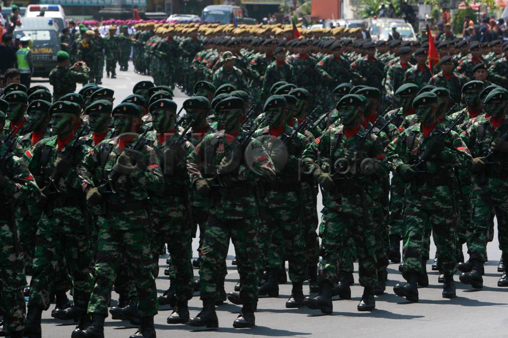 Siswa sekolah naik kendaraan...