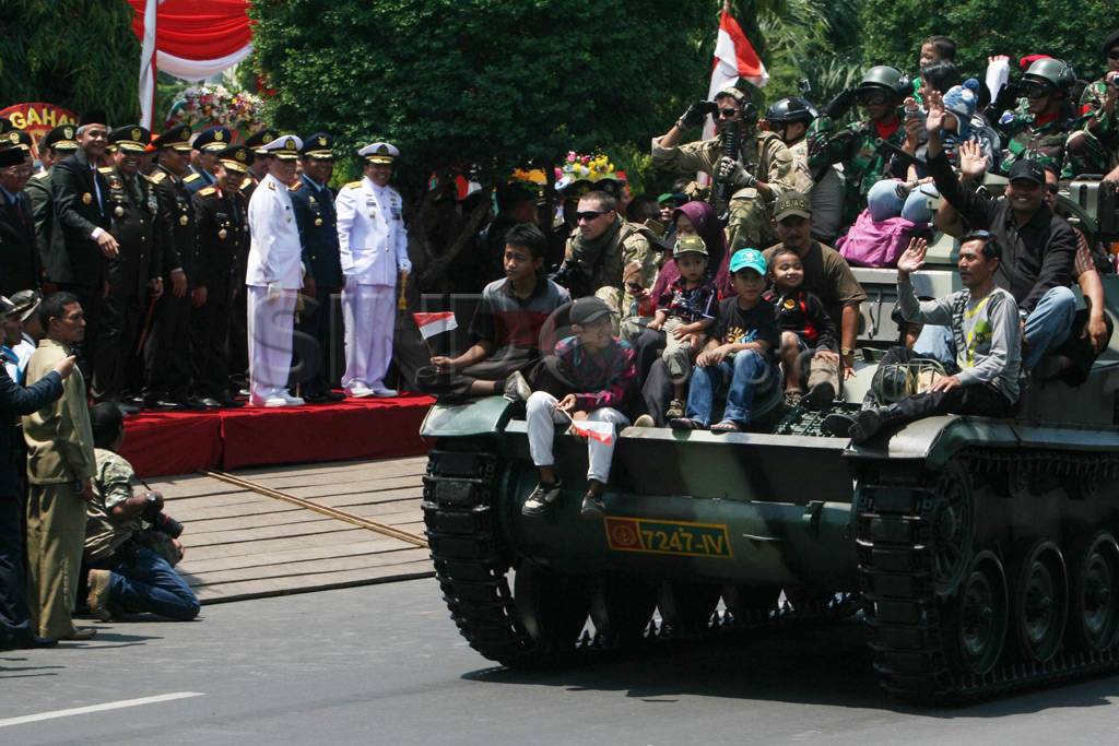 Siswa sekolah naik kendaraan...