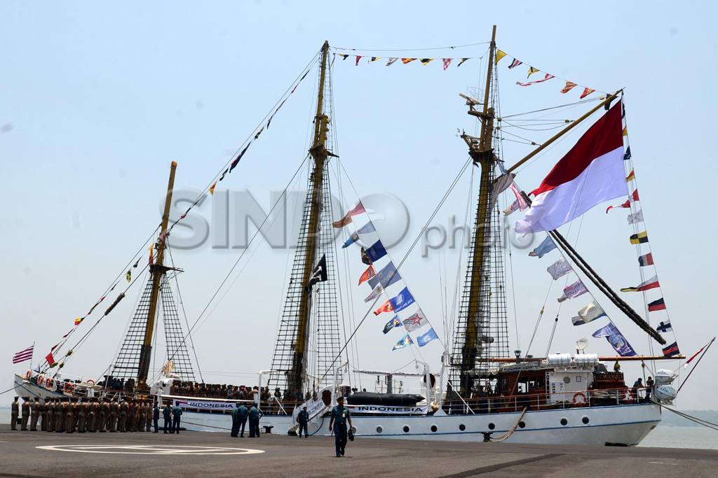 KRI Dewaruci tiba di...