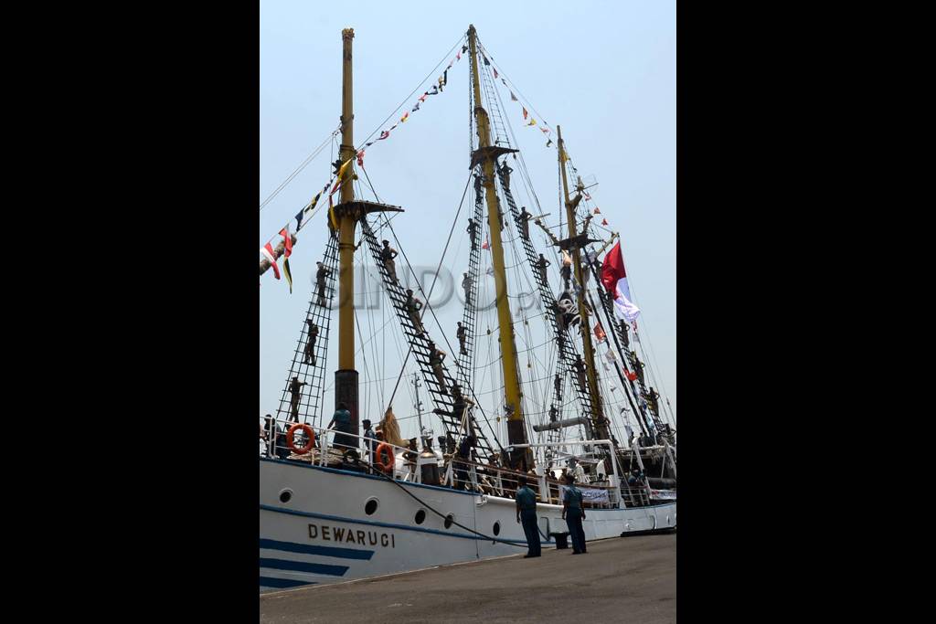 KRI Dewaruci tiba di...