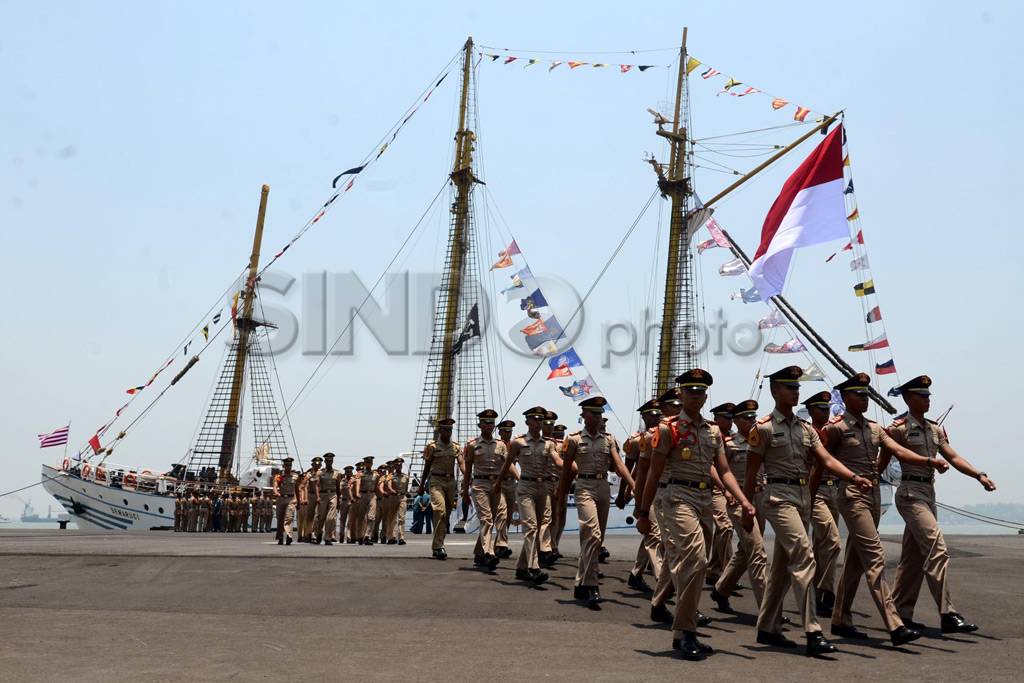KRI Dewaruci tiba di...