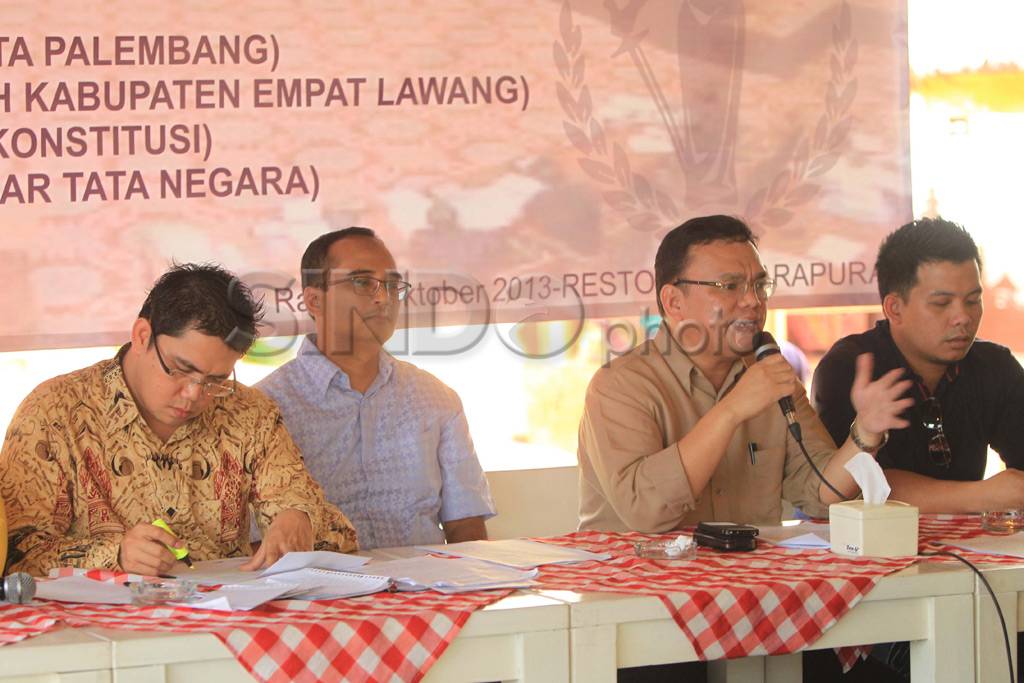 Diskusi bahas kasus...