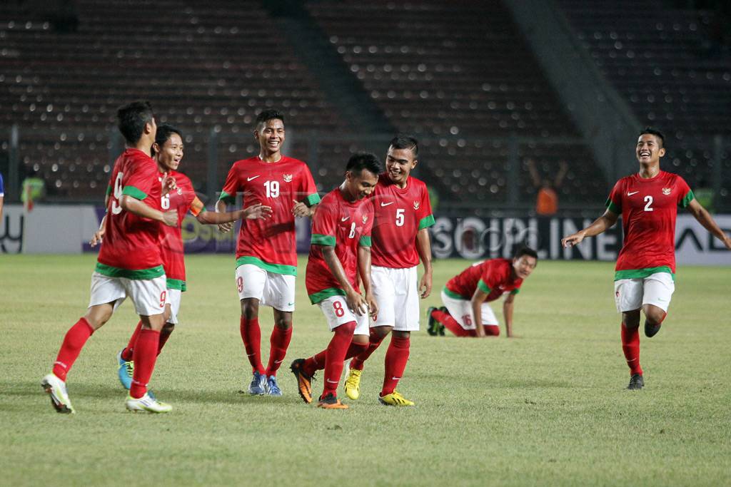 Malamnya Yabes Roni,...