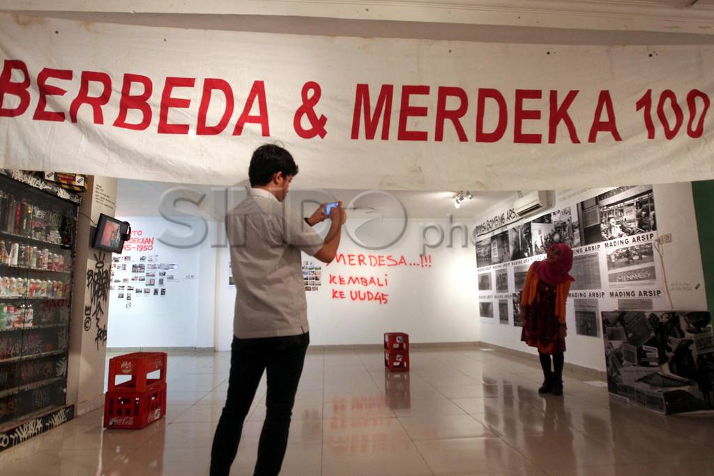 Kritisi pemerintah lewat...
