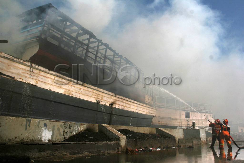 KM Surya Gumilang terbakar