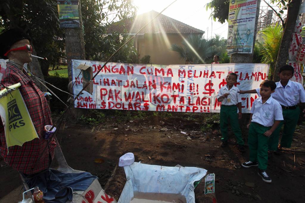 Warga blokir jalan rusak...