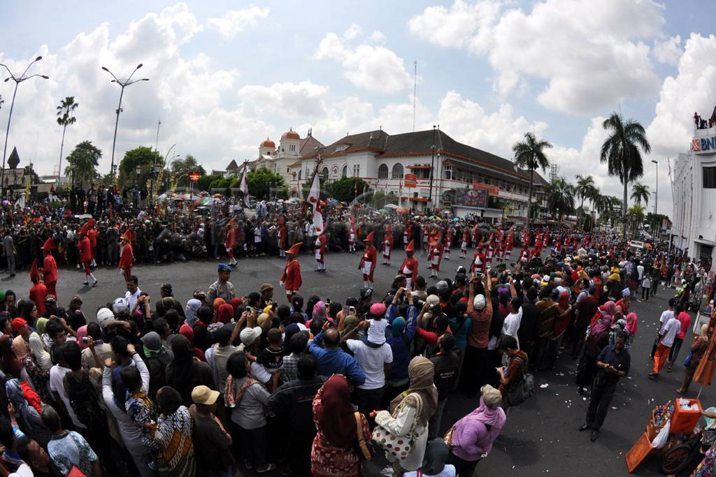 Pernikahan Agung, ribuan...