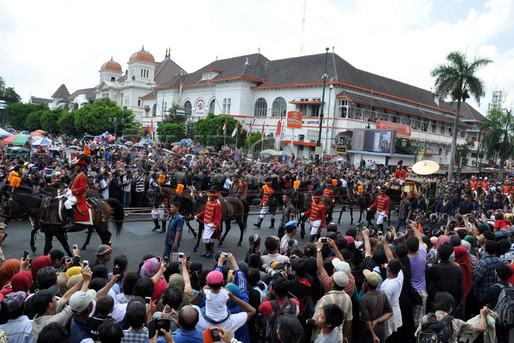 Pernikahan Agung, ribuan...