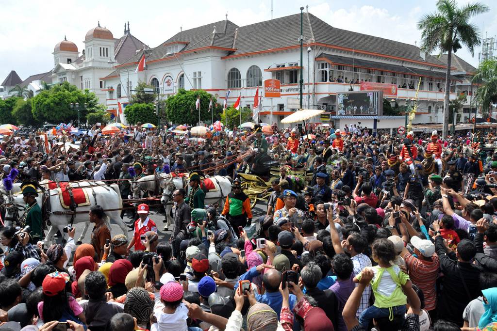 Pernikahan Agung, ribuan...