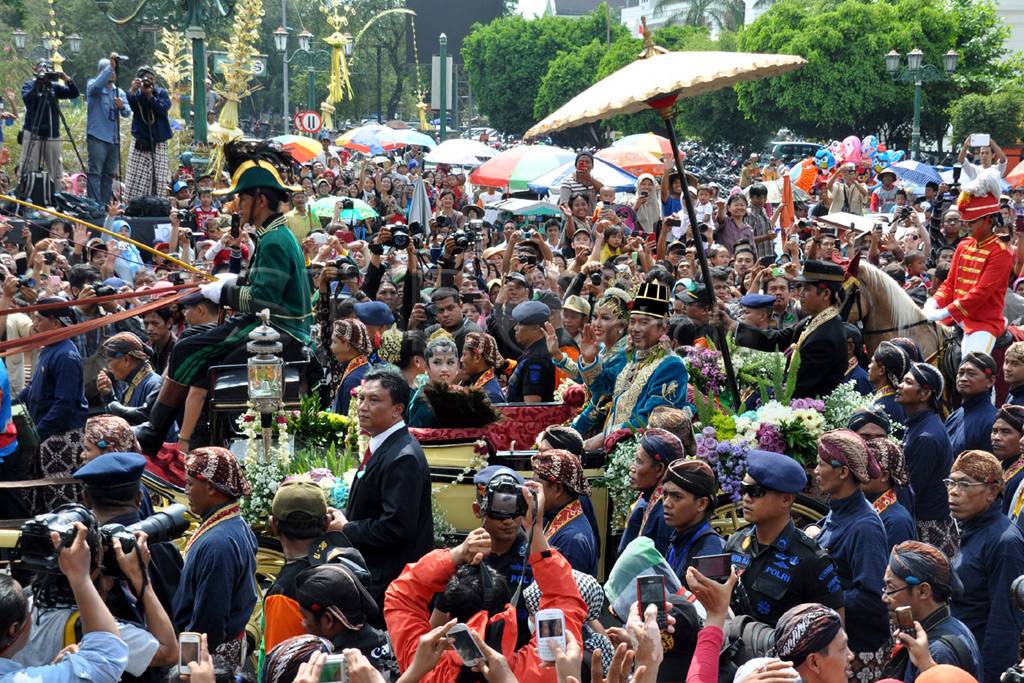 Pernikahan Agung, ribuan...