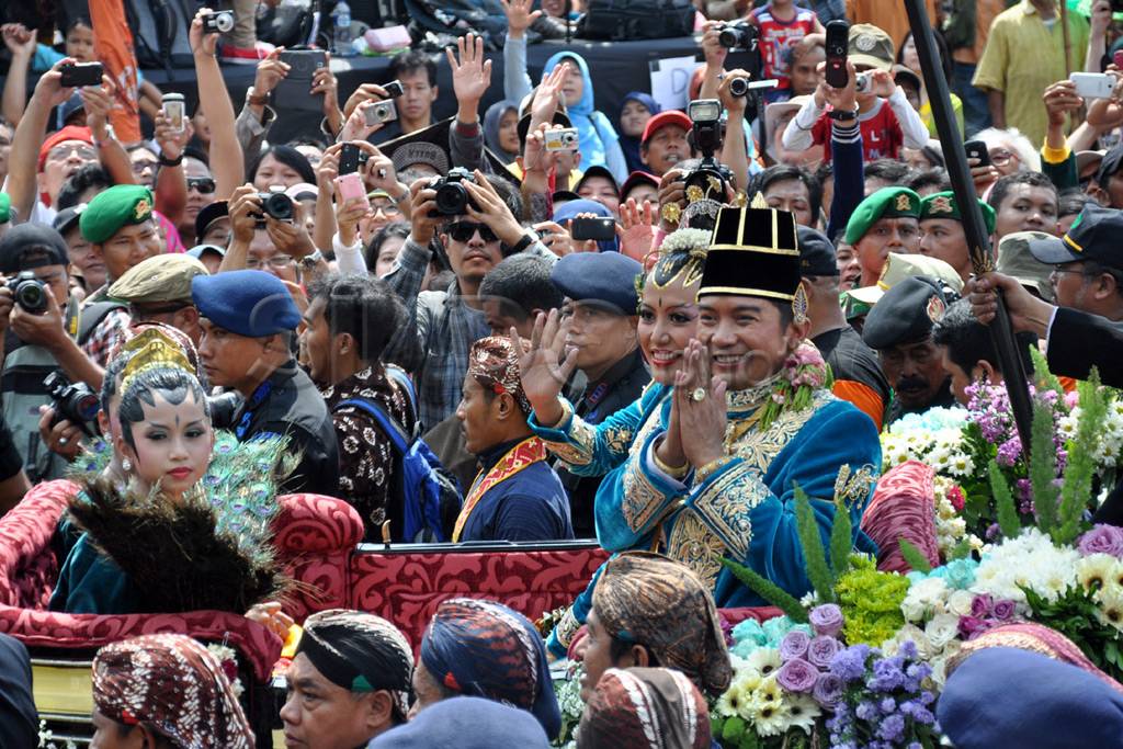 Pernikahan Agung, ribuan...