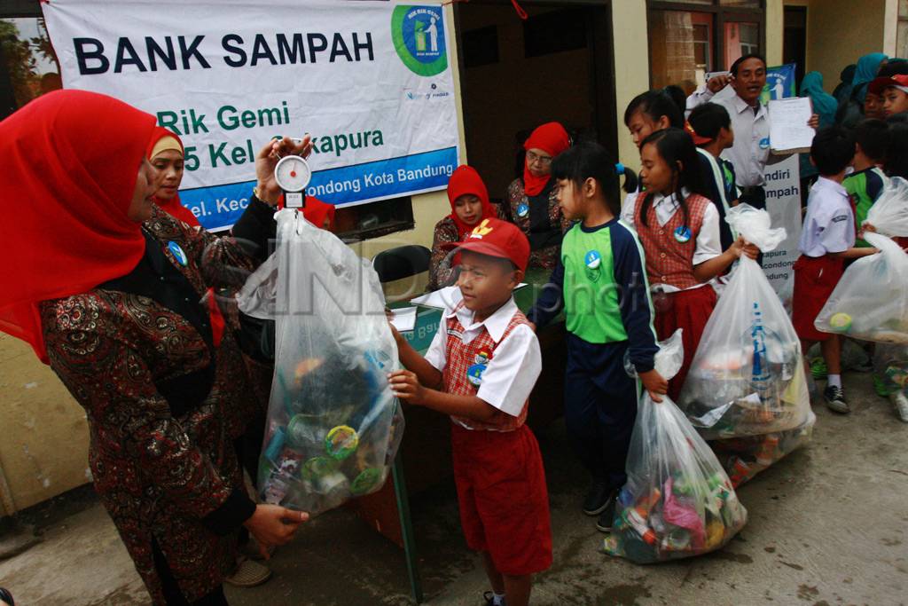 Siswa SD menabung sampah
