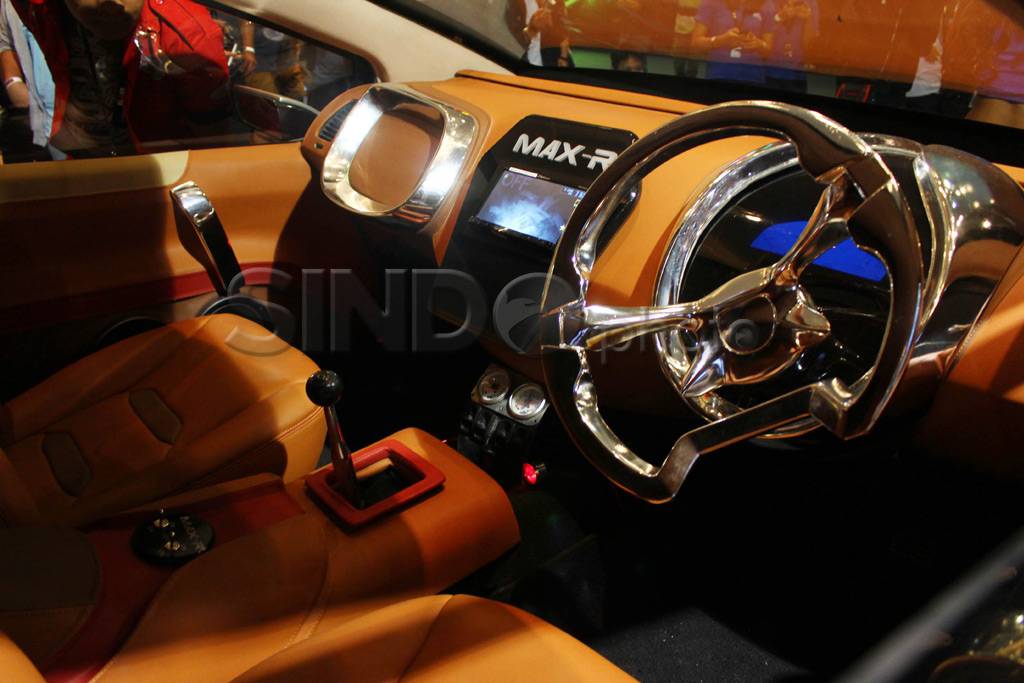 Max-R tampil dalam ajang...