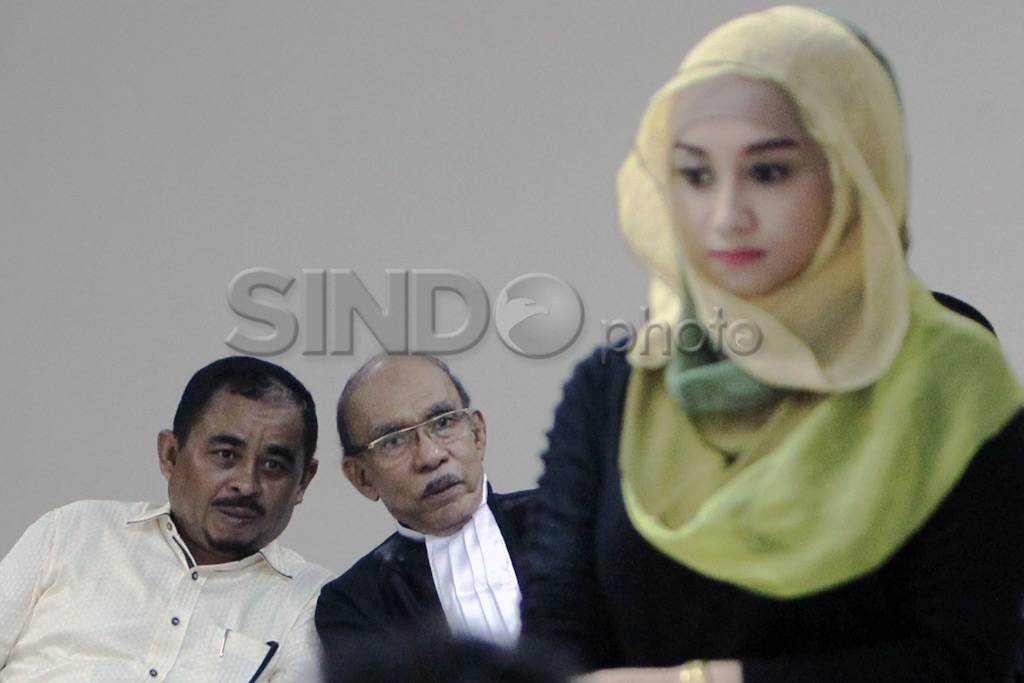 Istri muda Ahmad Fathana...