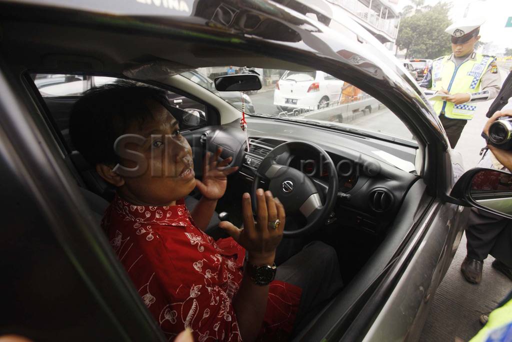 Polisi tindak pelanggar...