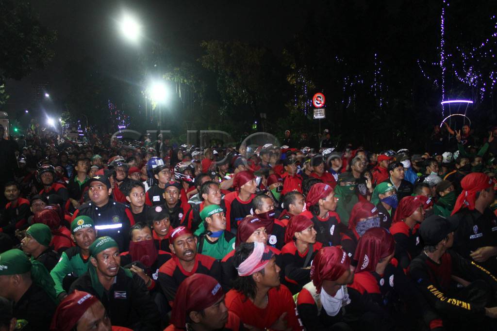 Tuntut UMP Rp 3,7 juta,...