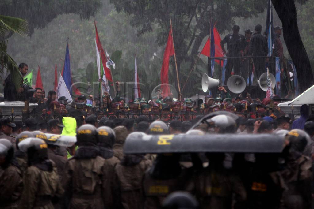 Tuntut UMP Rp 3,7 juta,...