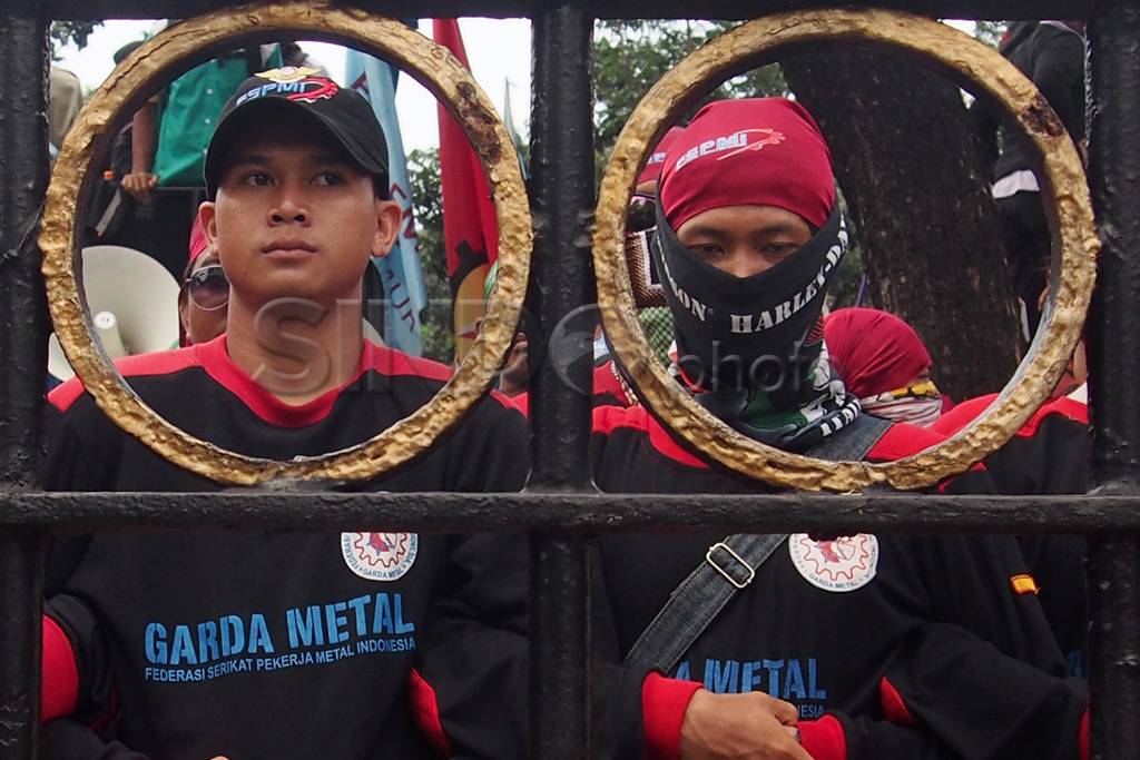 Tuntut UMP Rp 3,7 juta,...