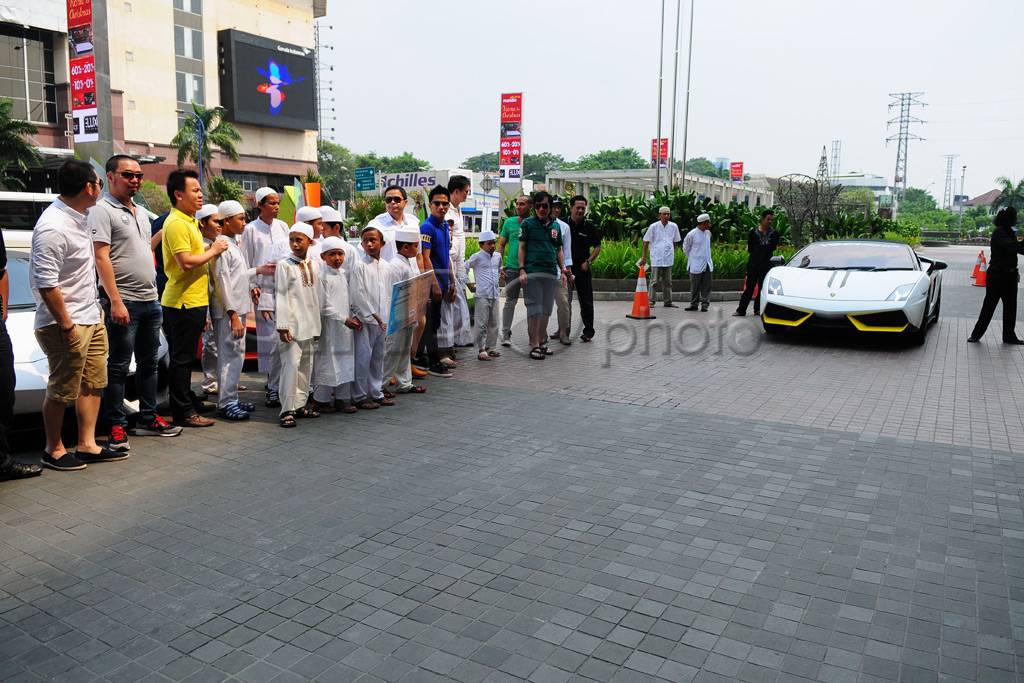 Mobil mewah kampanyekan...