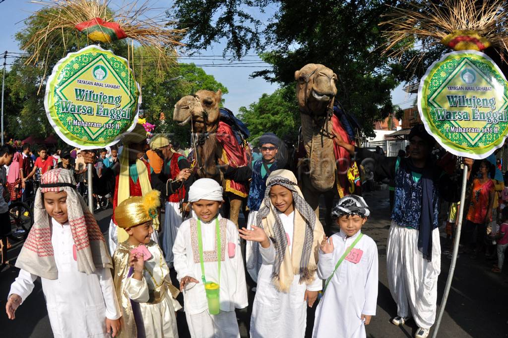 Sepasang unta ramaikan...