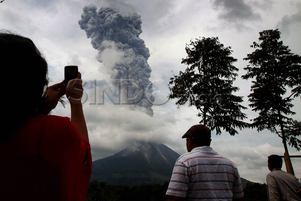 Gunung Sinabung kembali...