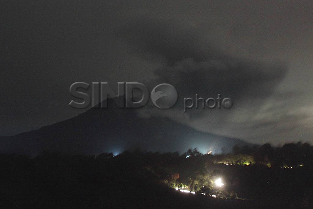 Lava pijar keluar dari...
