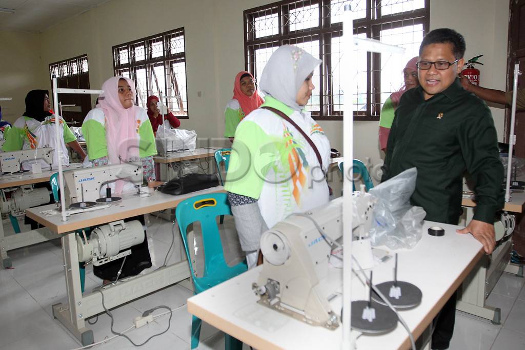 Menakertrans tinjau...