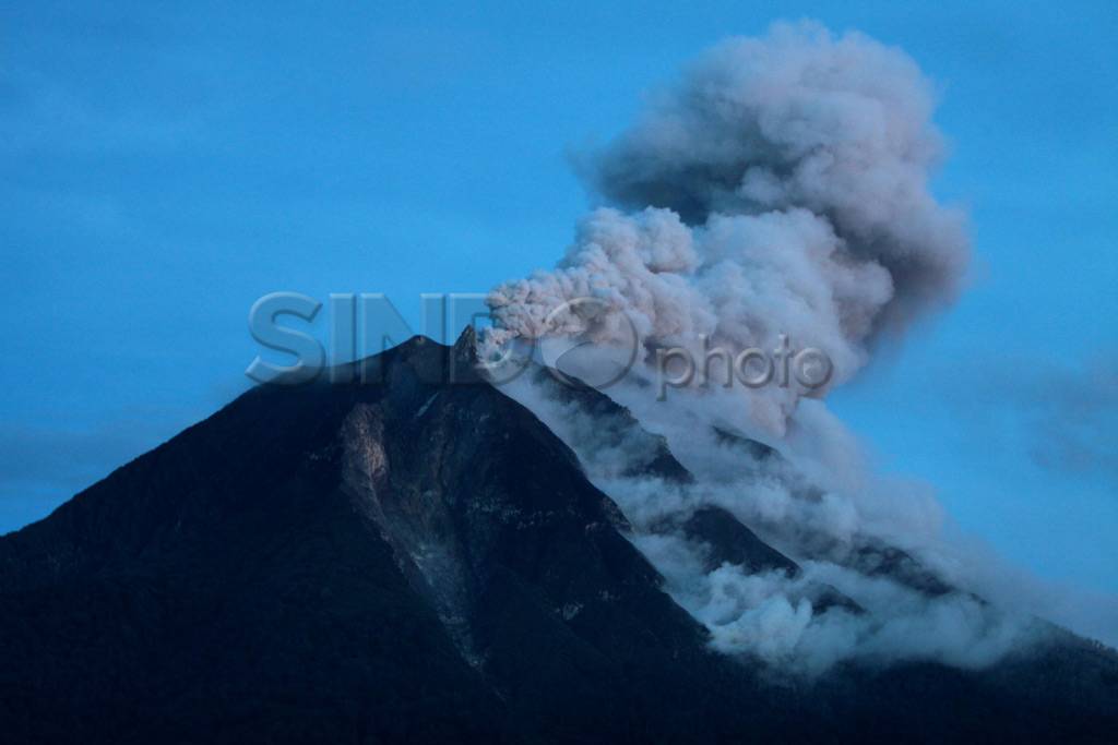 Warga sekitar Sinabung...