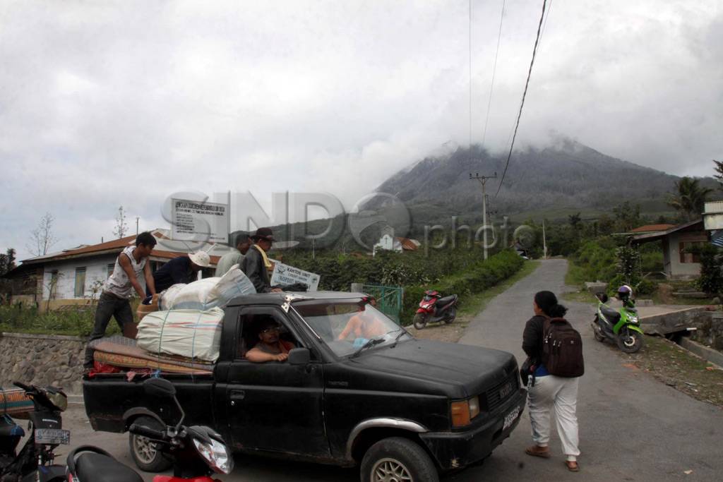 Warga sekitar Sinabung...