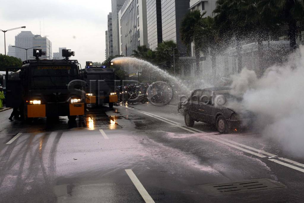 Sedan Peugeot terbakar...