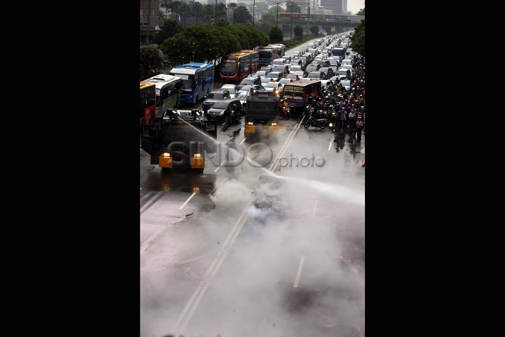 Sedan Peugeot terbakar...