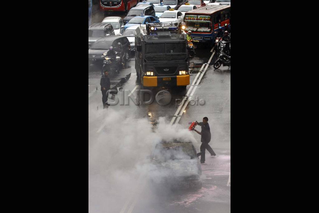 Sedan Peugeot terbakar...