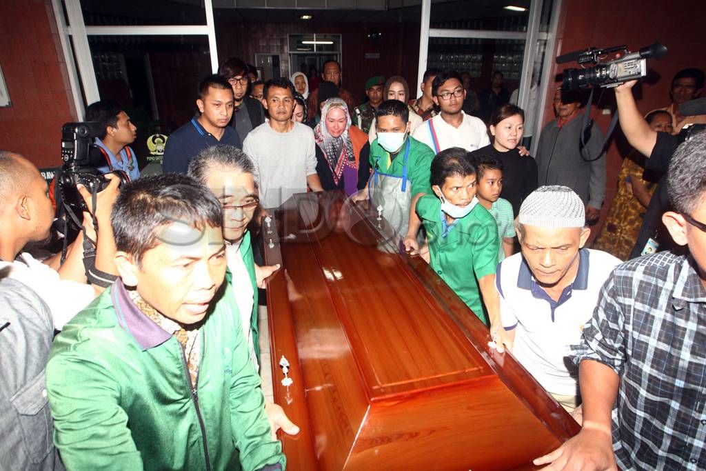 Ratu Atut jemput jenazah...