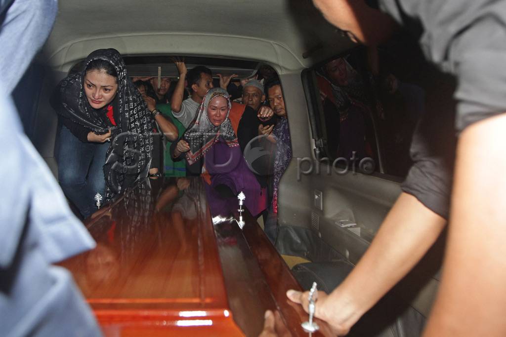 Ratu Atut jemput jenazah...