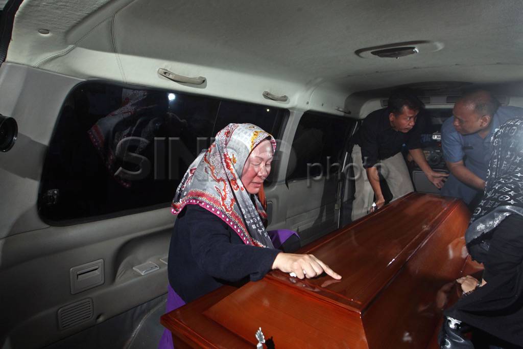 Ratu Atut jemput jenazah...