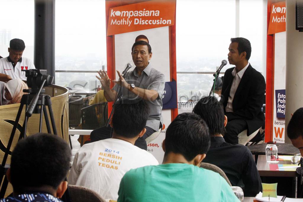 Wiranto berdiskusi dengan...