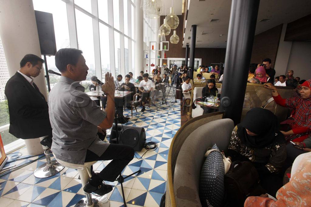 Wiranto berdiskusi dengan...