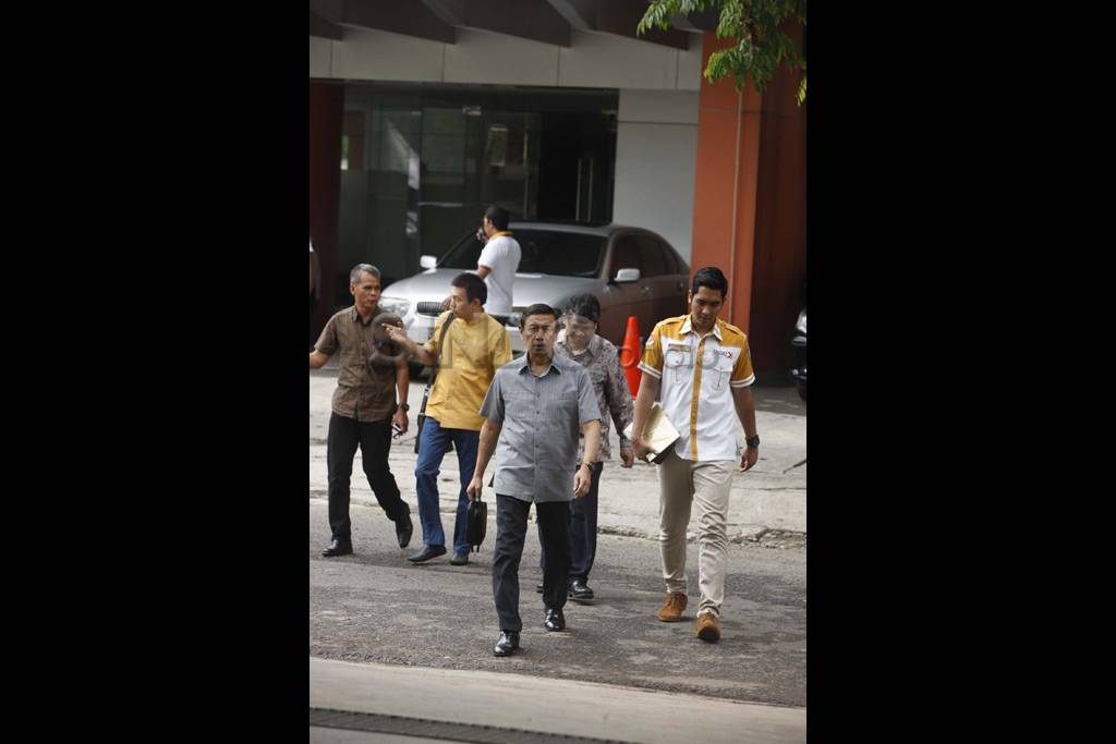 Wiranto berdiskusi dengan...