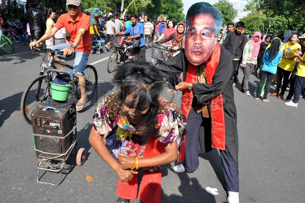 Akil Mochtar joget dangdut