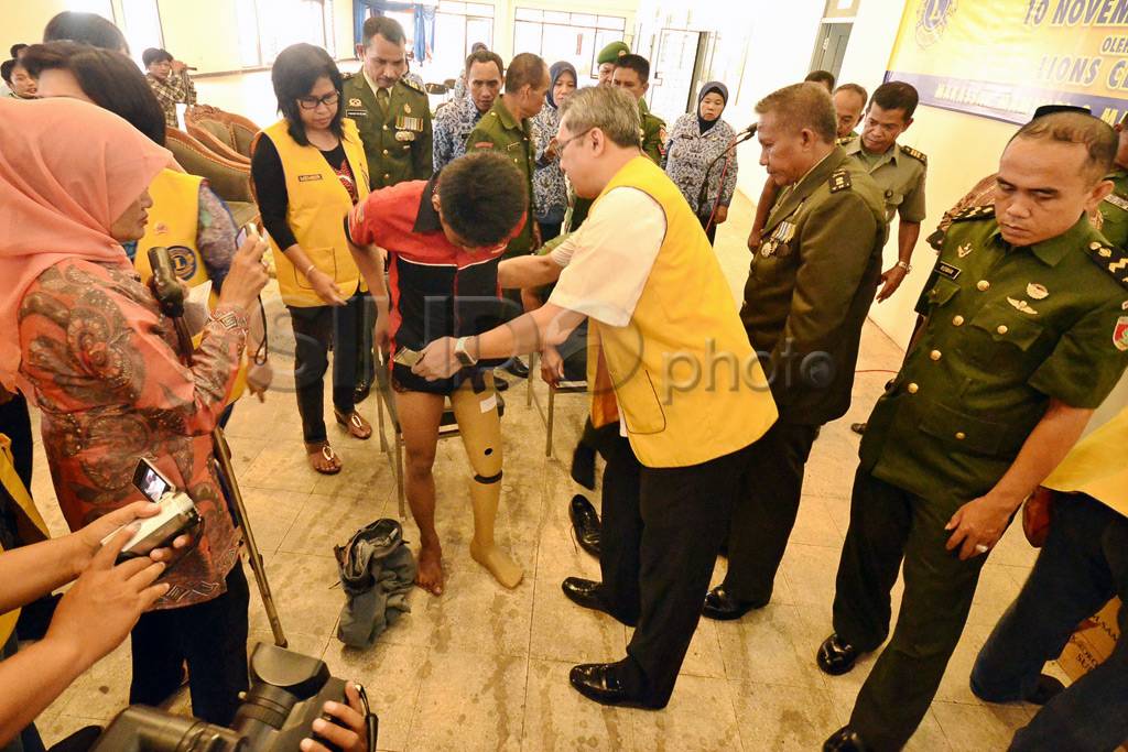 Bantuan kaki palsu di...