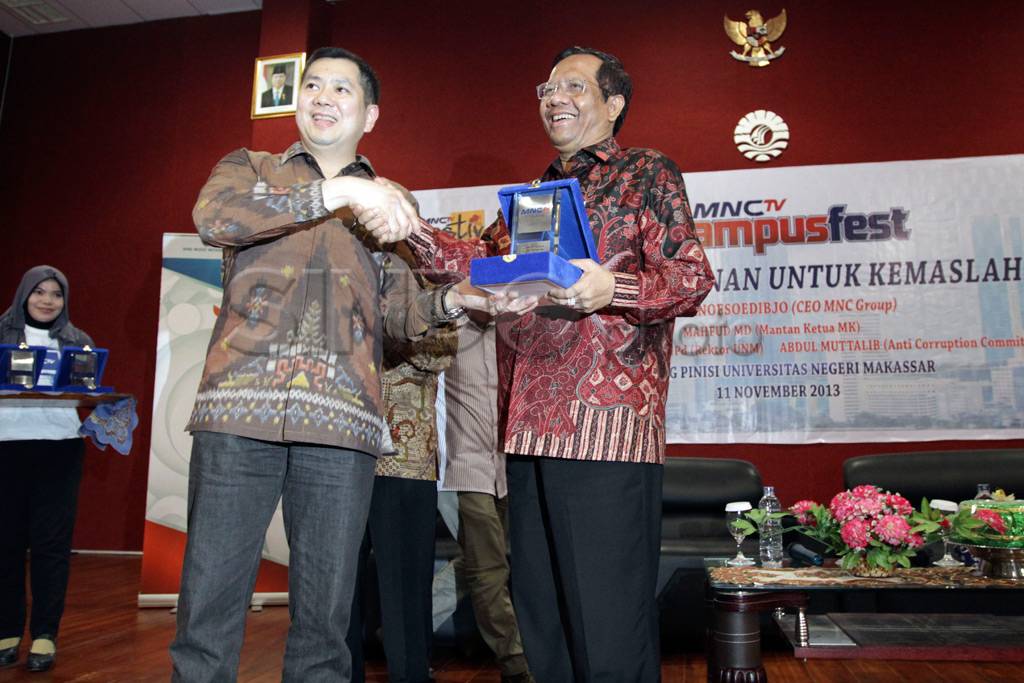 Hary Tanoe bersama Mahfud...