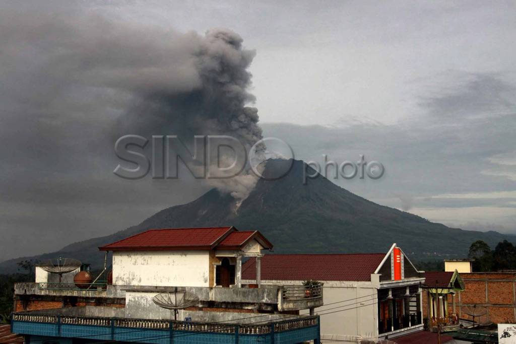 Personel TNI bantu warga...