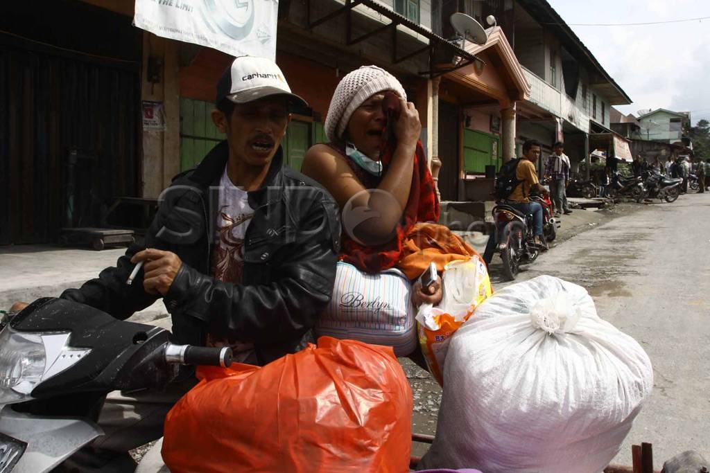 Personel TNI bantu warga...