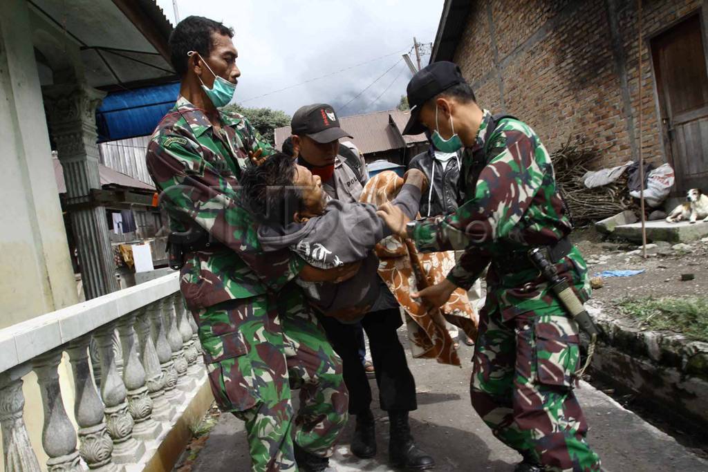 Personel TNI bantu warga...