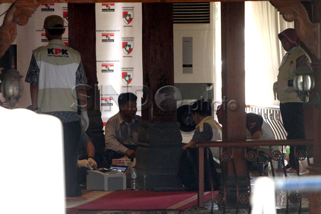 KPK geledah rumah Anas...