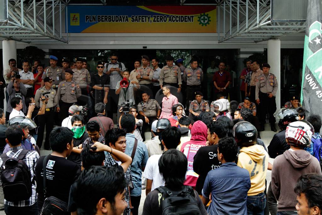 Mahasiswa segel Kantor...